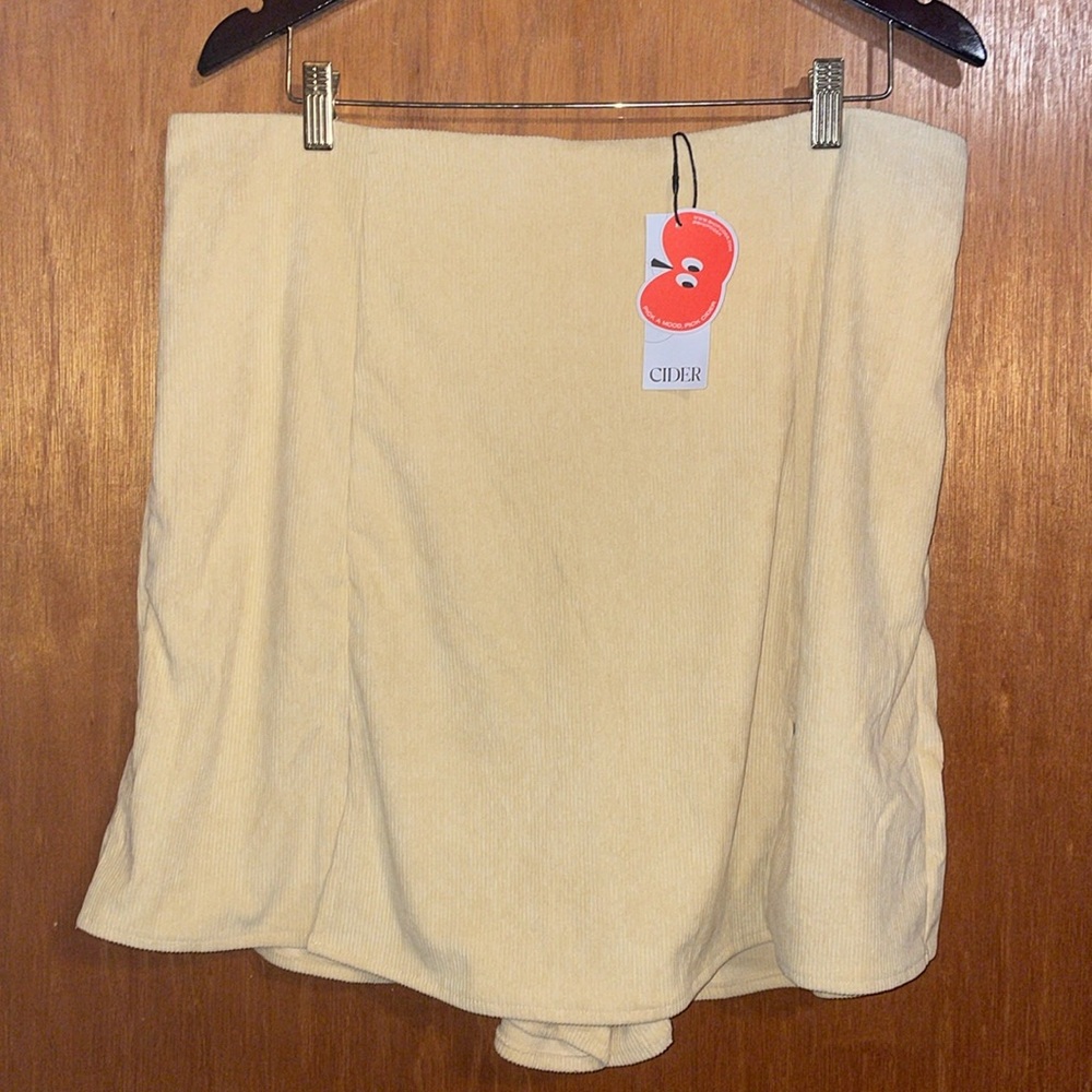•CIDER•NWT YELLOW HIGH WAISTED SPLIT FRONT CURVY PLUS CORDUROY SKORT SIZE 0XL - Picture 8 of 13